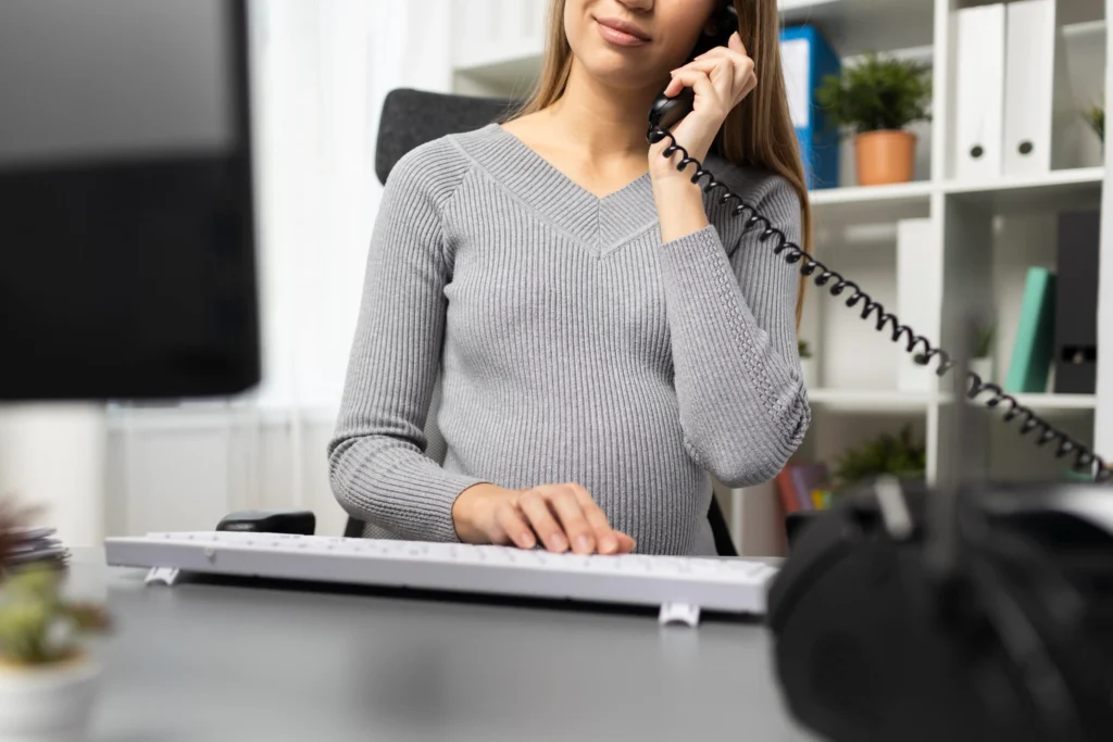 Imagem de uma mulher grávida em atendimento ao cliente via VoIP, demonstrando a flexibilidade e praticidade da comunicação à distância para profissionais em qualquer fase da vida.