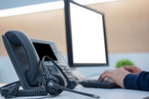 Descubra como a telefonia VoIP pode revolucionar a comunicação empresarial, oferecendo redução de custos, integração com CRM e maior eficiência para empresas modernas.